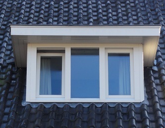 Dakkapel_kunsstof_met_klassiek_houten_overstek