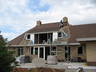 Leipannen_leggen_op_woonhuis