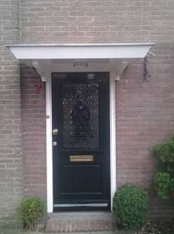 Nieuwe meranti voordeur met afdak