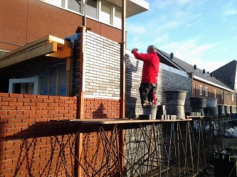 Metselaar_bezig_aan_berging_in_Uithoorn