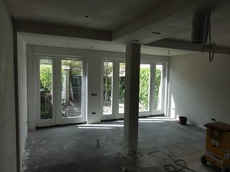 De stucadoor heeft alle staalconstructies voorzien van stucwerk